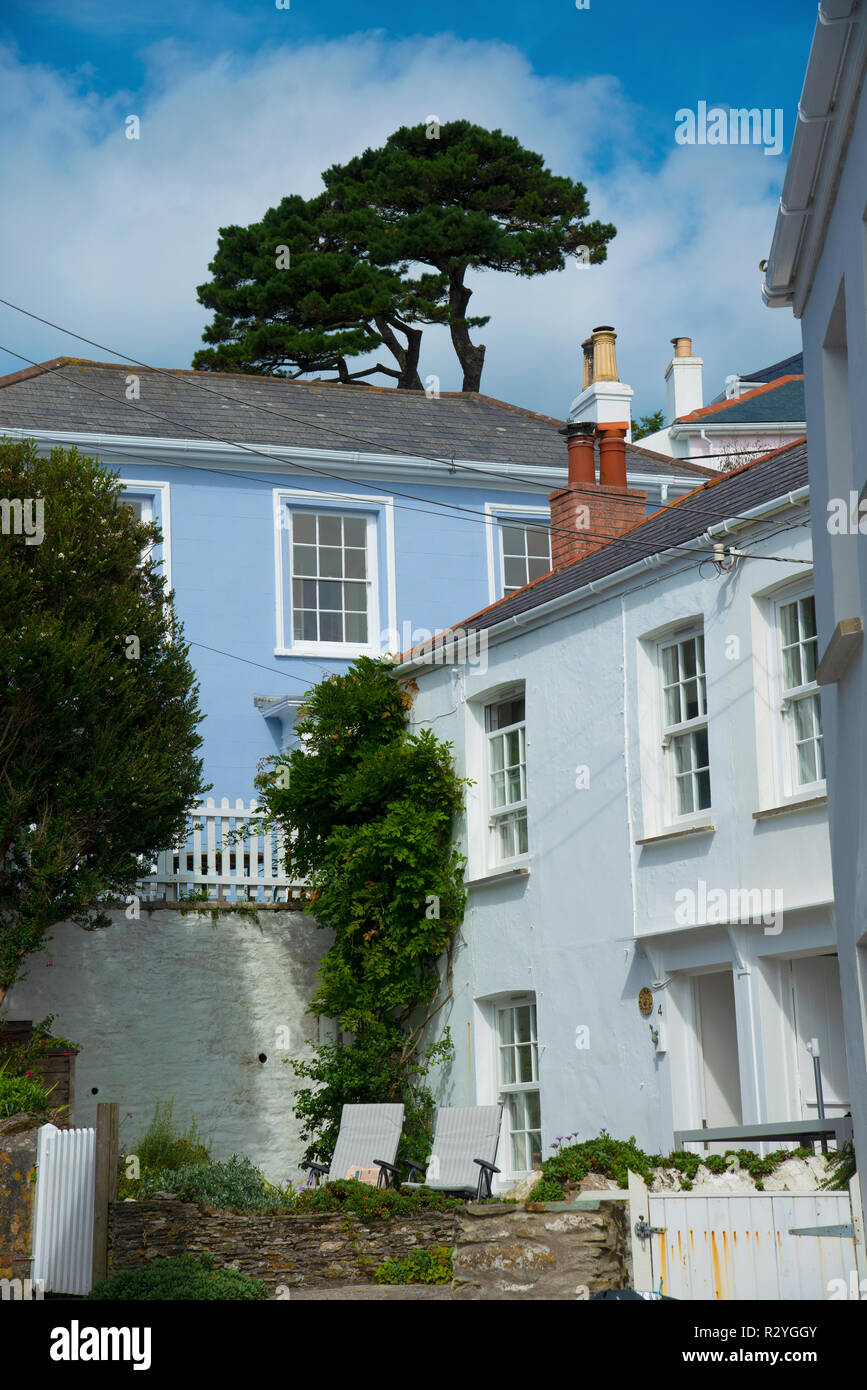 Case appena fuori il lungomare nel villaggio di St Mawes, penisola di Roseland, Cornwall, Regno Unito Foto Stock