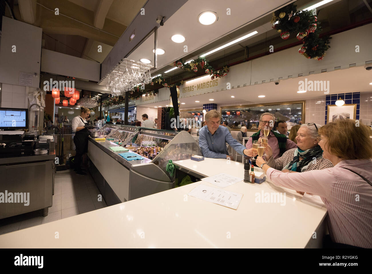 Gruppo del popolo tedesco drinkink in un bar, Palma de Mallorca, le persone nel mercato di Santa Catalina, Spagna Foto Stock