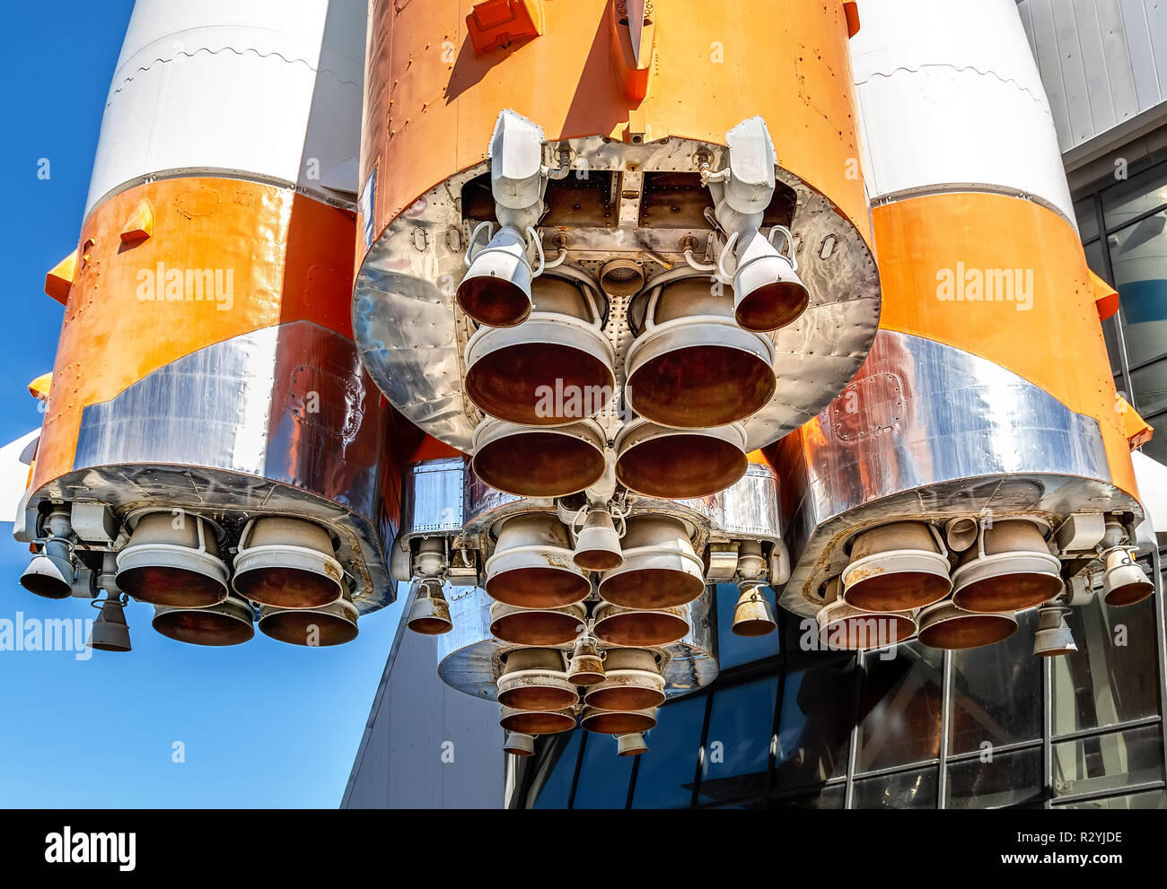 Spazio motori a razzo del veicolo spaziale russo oltre il cielo blu sullo sfondo Foto Stock