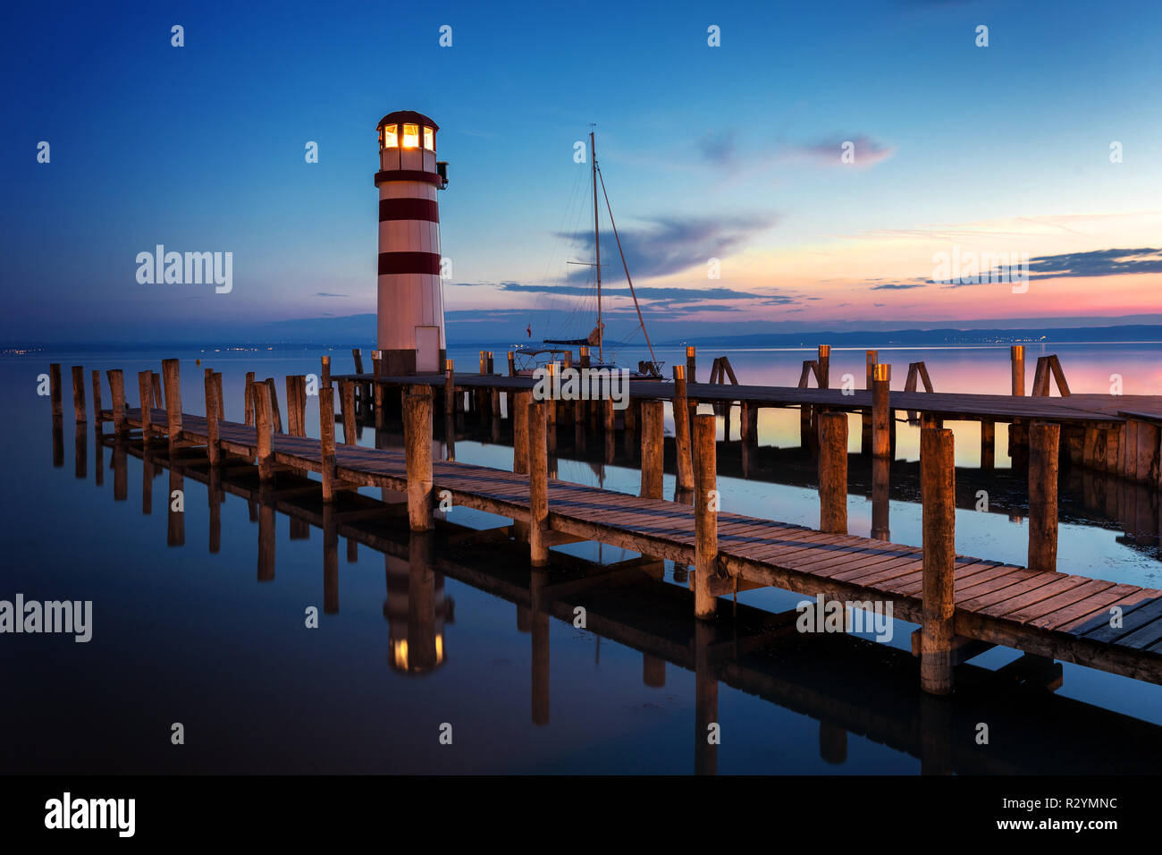 Faro al tramonto, Podersdorf am See, Austria Foto Stock