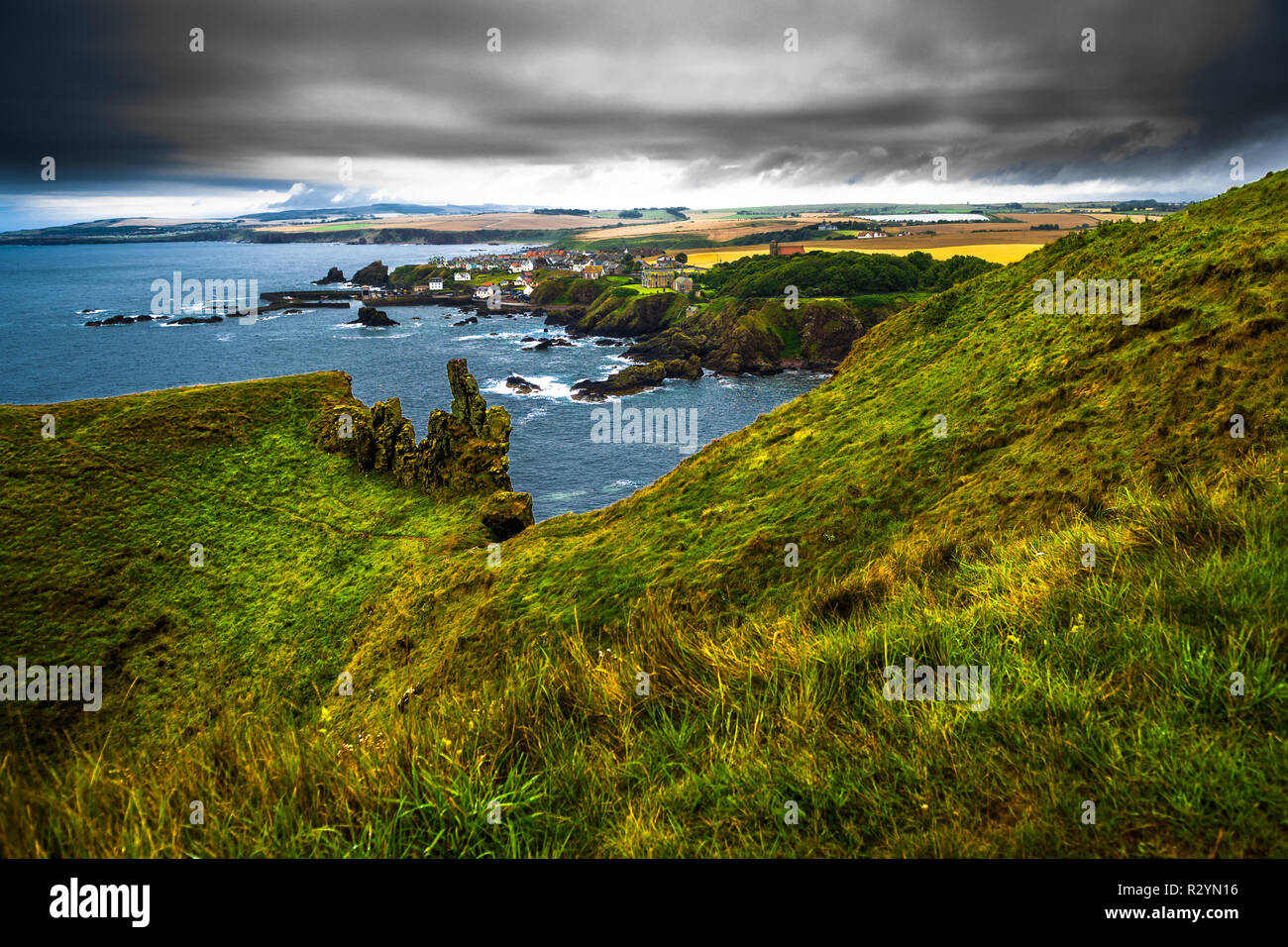 Villaggio di St. Abbs presso la spettacolare costa Atlantica di St. Abbs Head in Scozia Foto Stock