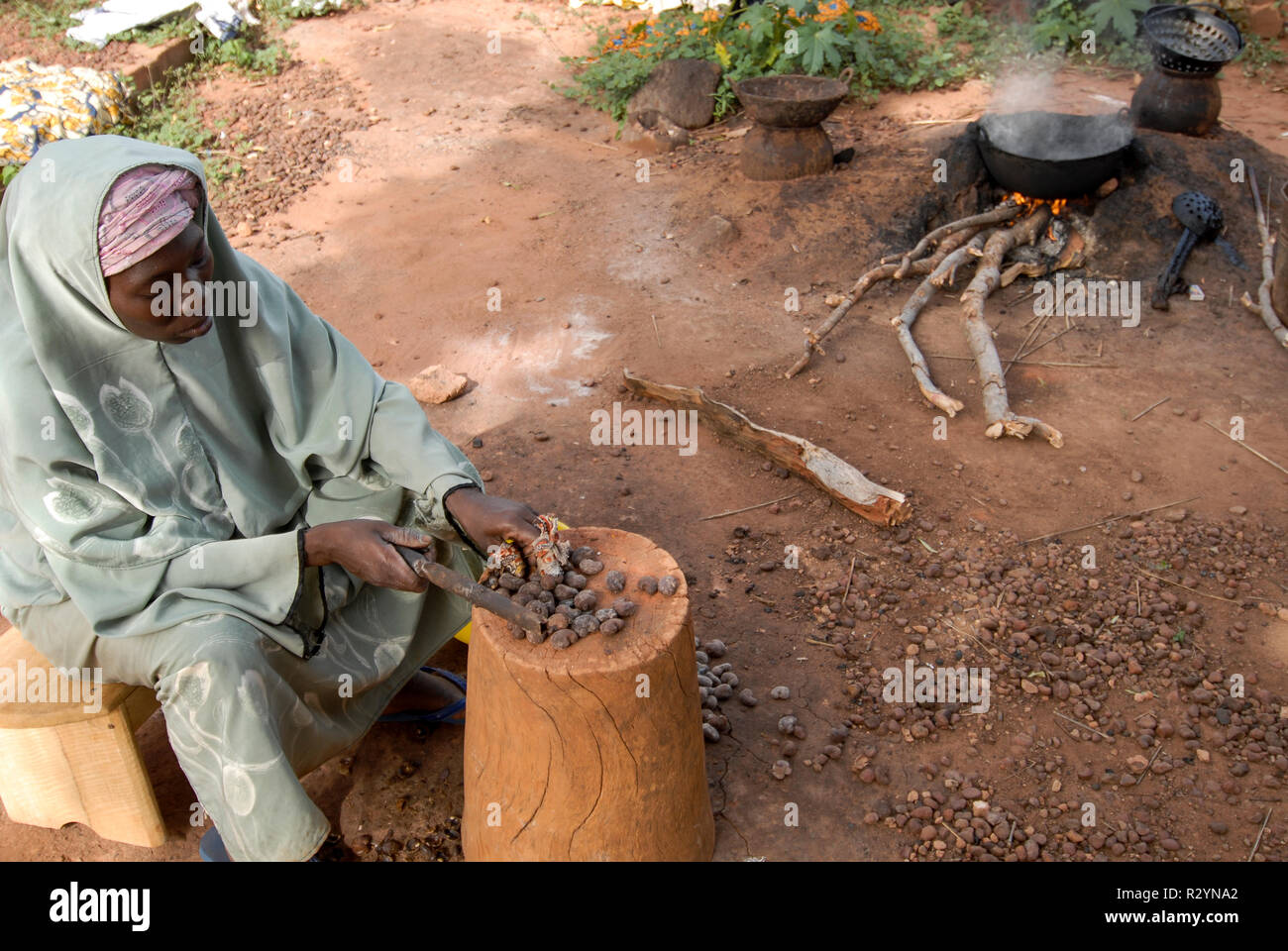 Il Burkina Faso, Banfora, donne processo noci di acagiù, la cottura e la pelatura / Frauen verarbeiten auf traditionelle Weise Kaschunuesse , Nuesse werden per mano gekocht und geschaelt Foto Stock