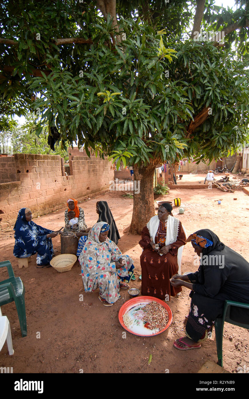 Il Burkina Faso, Banfora, donne processo noci di acagiù, la cottura e la pelatura / Frauen verarbeiten auf traditionelle Weise Kaschunuesse , Nuesse werden per mano gekocht und geschaelt Foto Stock