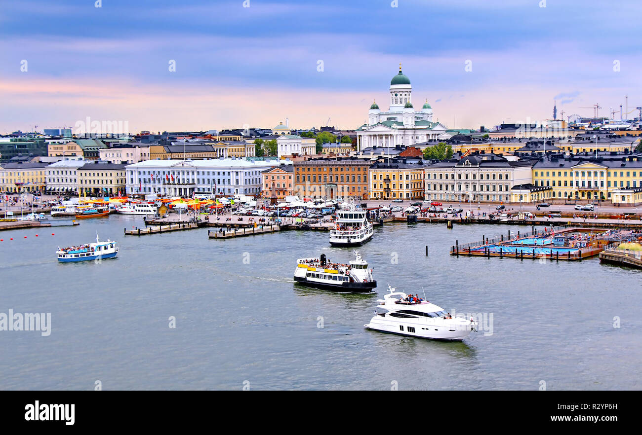 Paesaggio urbano di Helsinki Helsinki con la cattedrale e la piazza del mercato, Finlandia Foto Stock