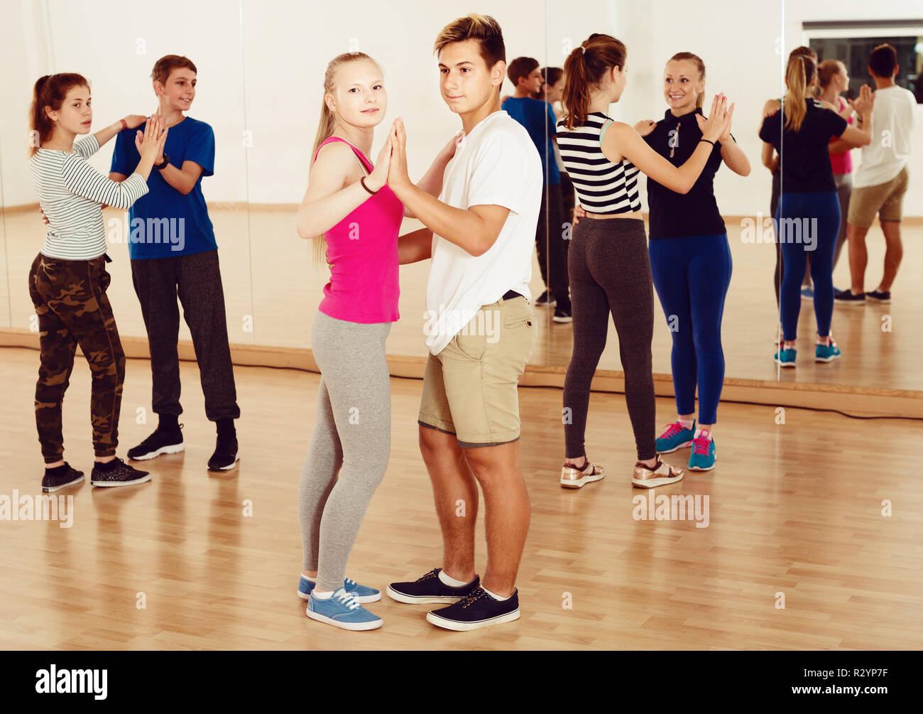 Gli adolescenti normali dancing partner di danza presso la scuola di ballo Foto Stock