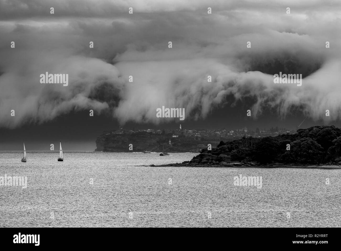 Ripiano di cloud si spostano il litorale di Sydney verso Manly - 2015 Foto Stock