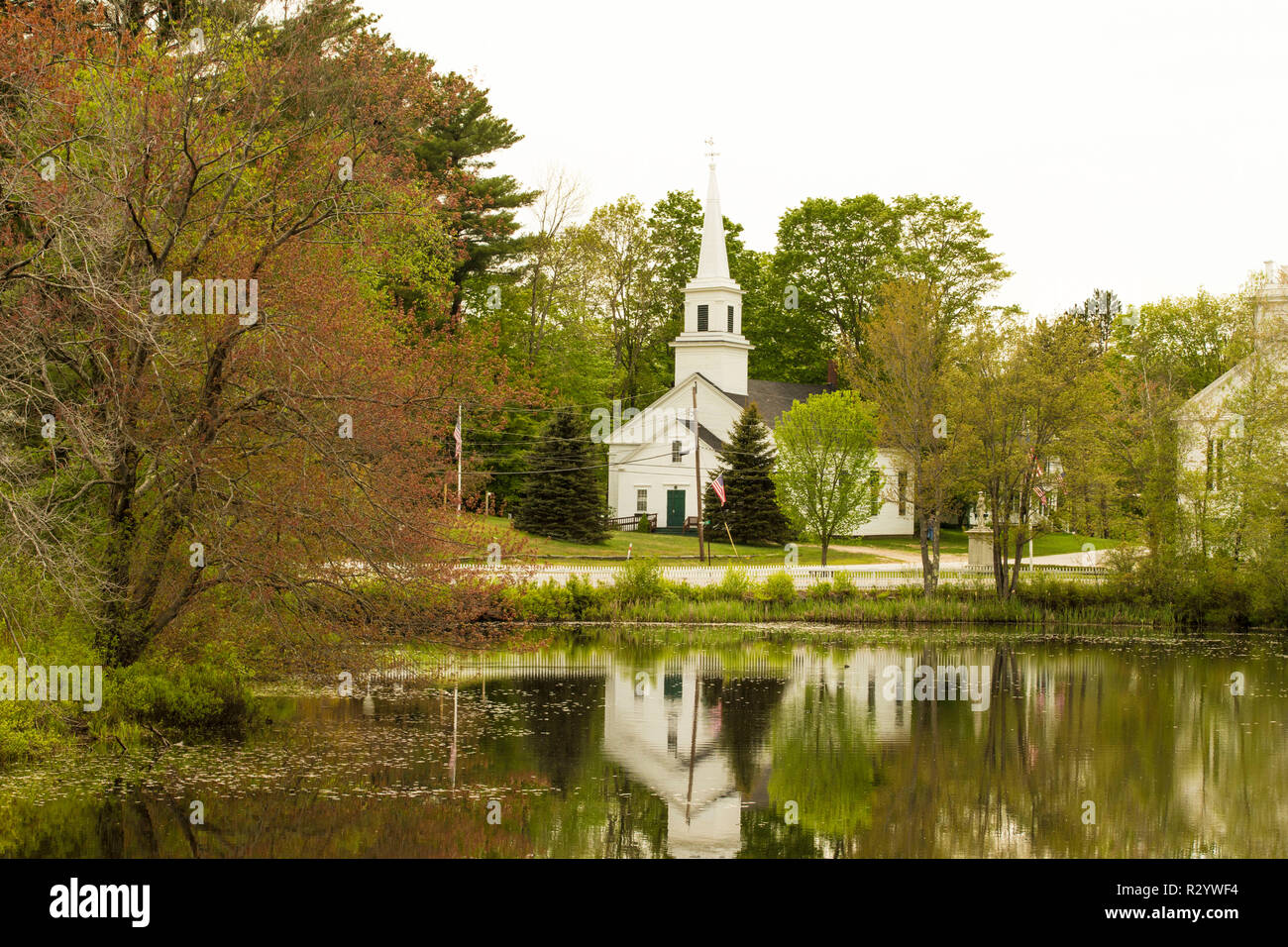 Marlow, Chiesa Metodista. Situato in un piccolo villaggio (Marlow NH) nel sud-ovest del New Hampshire. Stagno in primo piano, molto vicino al Vermont confine di stato. Foto Stock