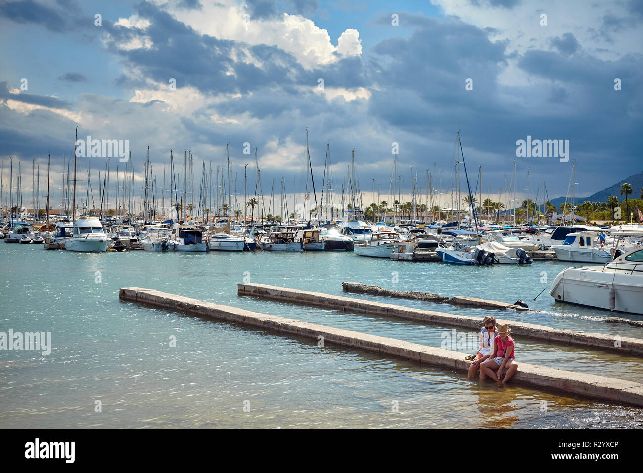 Port de Alcudia, Mallorca, Spagna - 16 agosto 2018: nuvole temporalesche su Alcudia marina yacht. Foto Stock