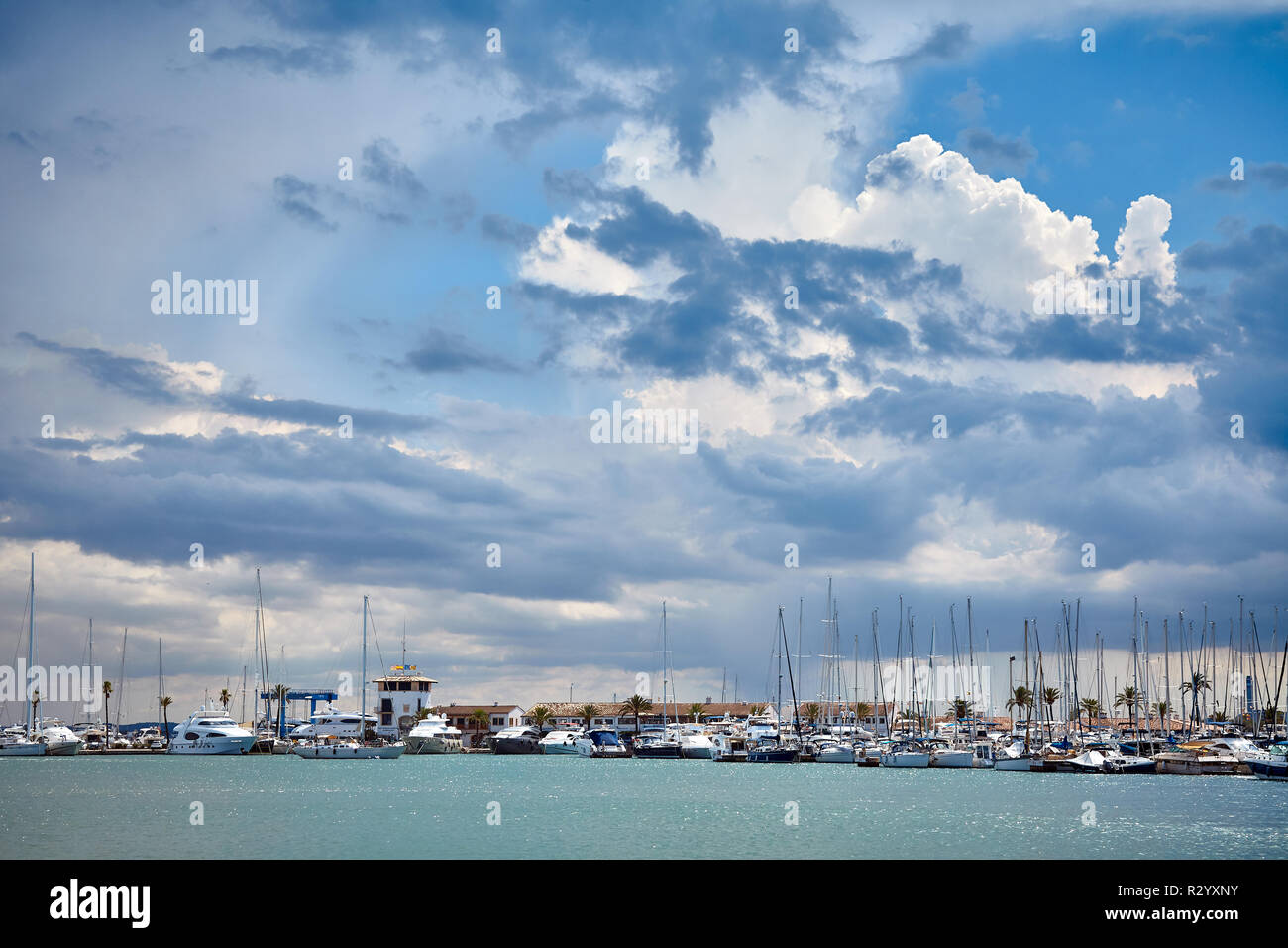 Nuvole temporalesche su marina in Port de Alcudia Maiorca. Foto Stock