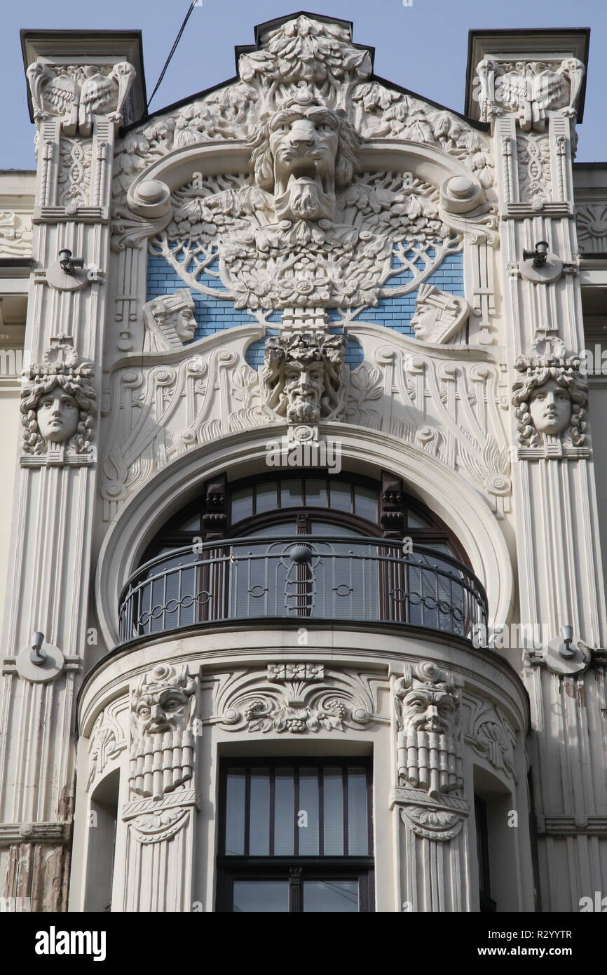 Il frontone di Art Nouveau Alberta Iela 8 costruito da Mikhail Eisenstein Foto Stock