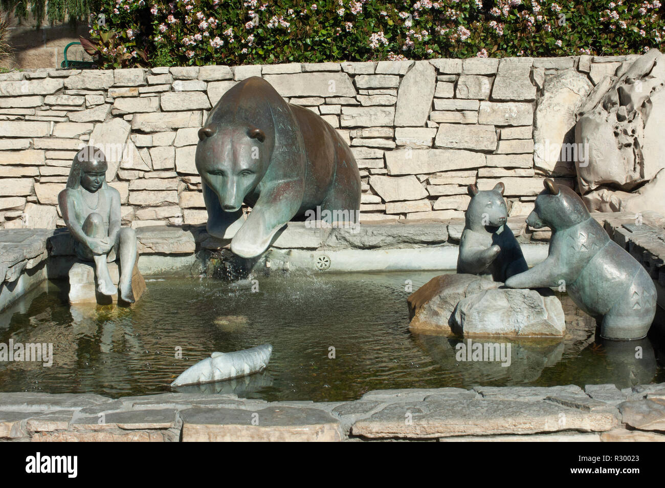 Chumash bambino con orsi e pesce, una fontana a San Luis Obispo Missione, California, scolpita da Paula Zima. Fotografia digitale Foto Stock