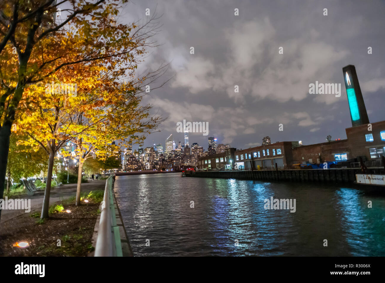 Il bacino Anable (aka undicesimo Street Basin) nella città di Long Island quartiere di Queens a New York Martedì, Novembre 13, 2018. Amazon ha annunciato che Long Island City sarà la posizione di una parte della sua HQ2 campus con il Anable bacino, destra, destinato per la costruzione del suo campus nonché tenendo lo spazio in una corte Square edificio per uffici. (Â© Richard B. Levine) Foto Stock