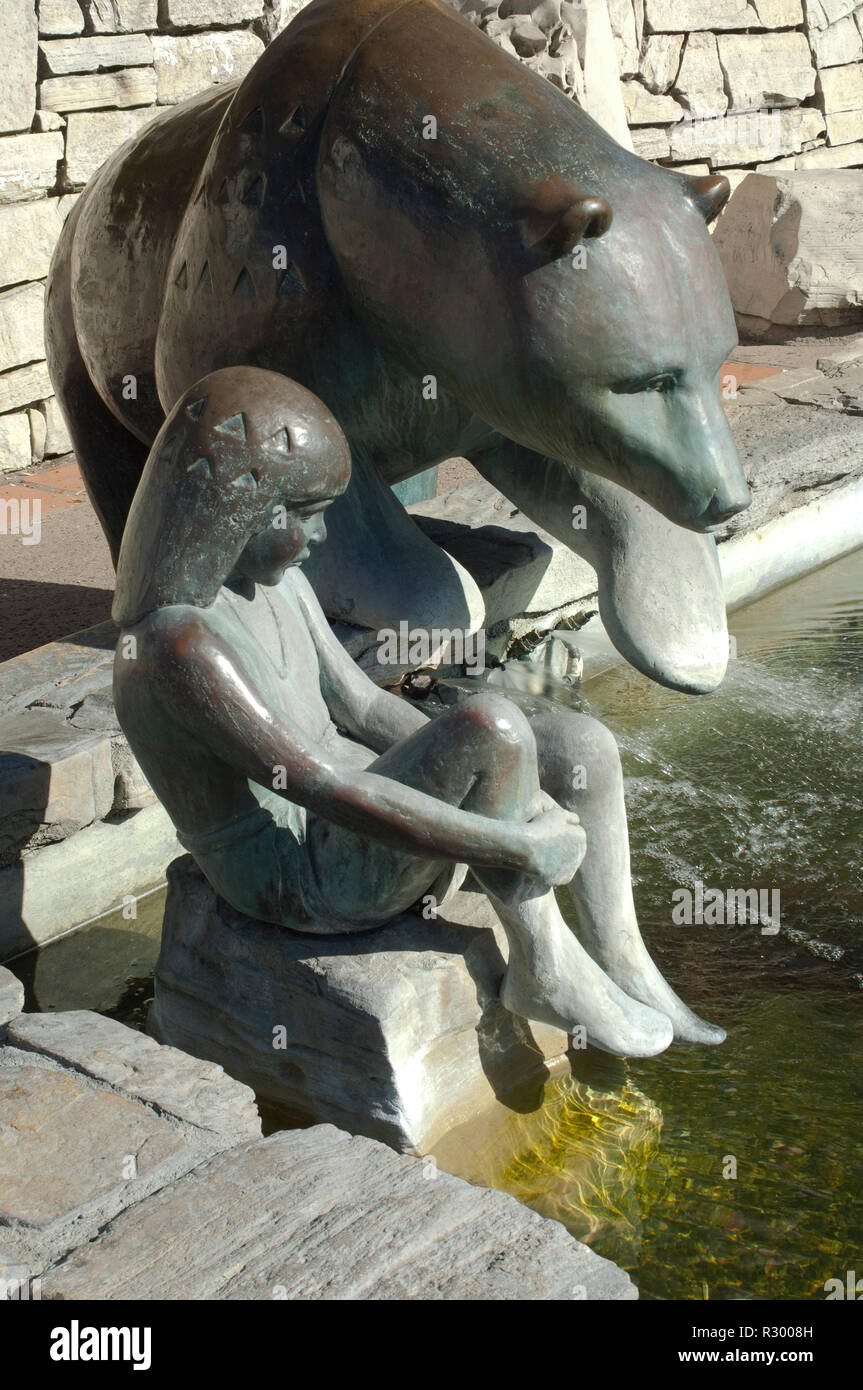 Chumash bambino con orsi e pesce, una fontana a San Luis Obispo Missione, California, scolpita da Paula Zima. Fotografia digitale Foto Stock