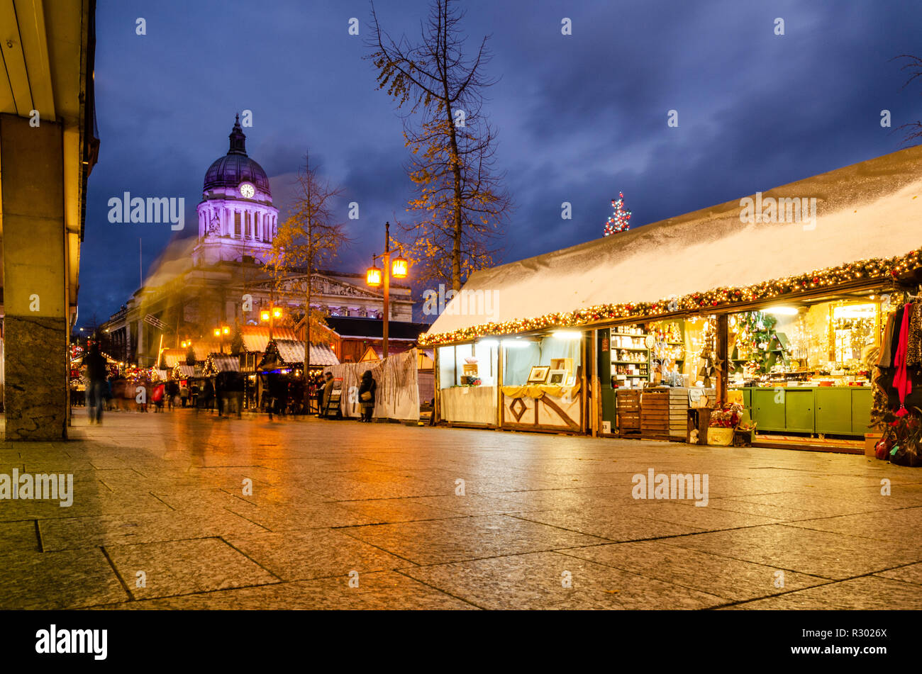 Una lunga esposizione di Nottingham Mercatino di Natale nel 2018 in Piazza del Mercato Vecchio, Nottingham, Regno Unito Foto Stock