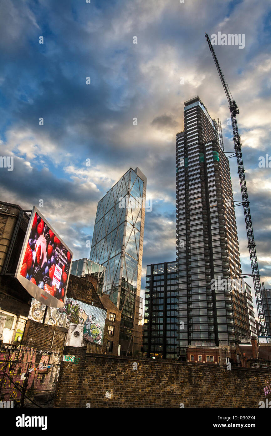 Contrastando la vecchia e la nuova architettura, sulla strada commerciale , East London, Londra, Regno Unito, Foto Stock