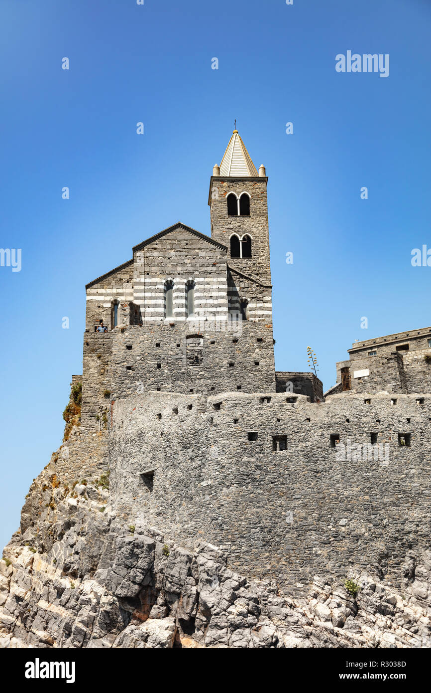Portovenere, le Cinque Terre Liguria, Italia - 09 agosto 2018 - Vista della antica chiesa di San Pietro (St. Pietro consacrata nel 1198) a Portovenere Foto Stock