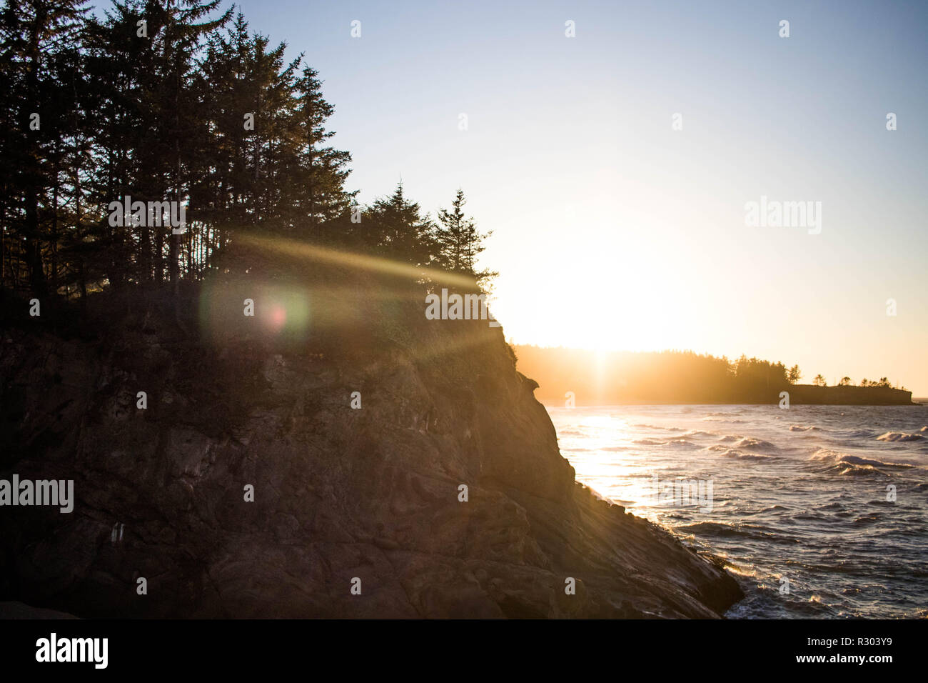 Onde infrangersi tra le rocce frastagliate del southern Oregon Coast al tramonto Bay State Park, Coos Bay. Foto Stock