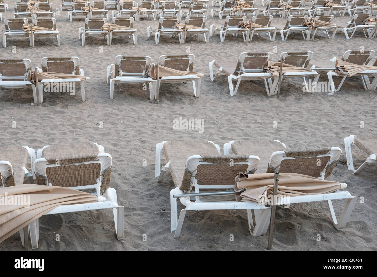 Molti lettini in spiaggia Foto Stock