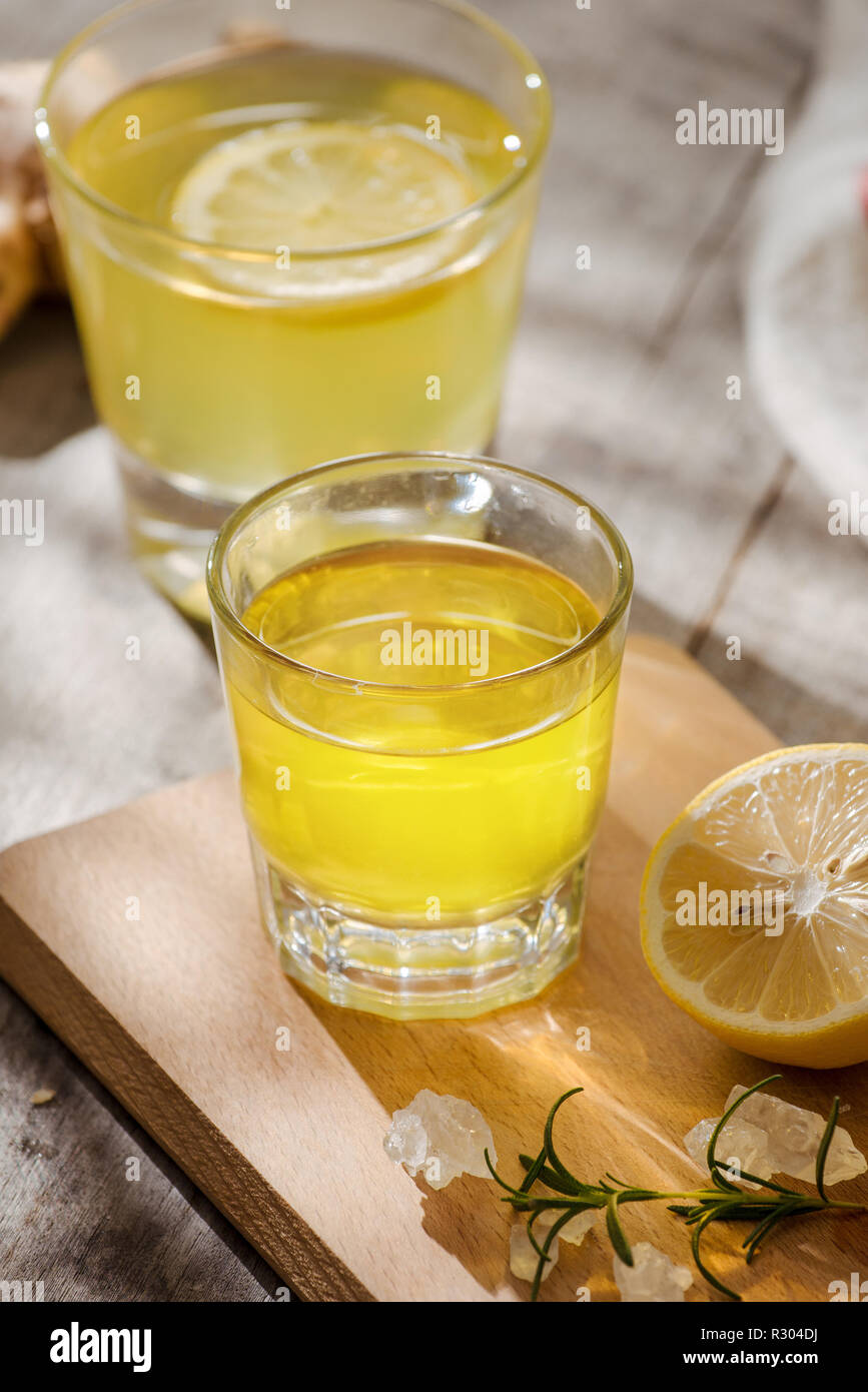 Rinfrescante limonata di agrumi,bevanda estiva. La limonata con limone fresco su sfondo di legno Foto Stock