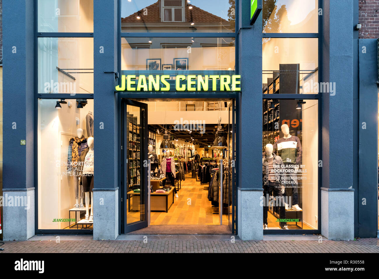 Centro Jeans store in Sneek, Paesi Bassi. Jeans Center è un olandese del  marchio di moda con quasi 100 negozi e di un negozio web Foto stock - Alamy