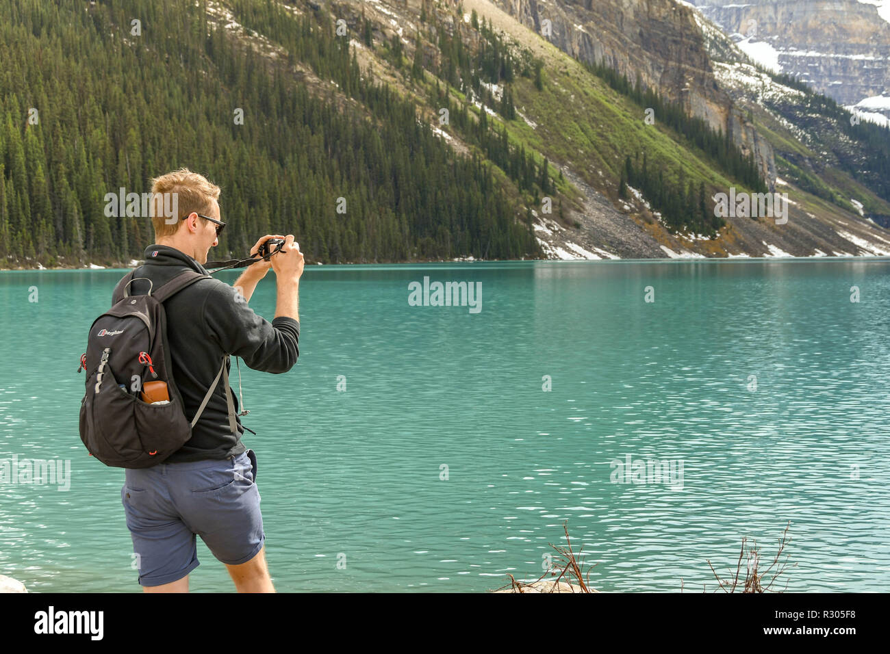 Il Lago Louise, AB, Canada - Giugno 2018: Persona di scattare una foto su una fotocamera mentre si visita il Lago Louise in Alberta, Canada. Foto Stock