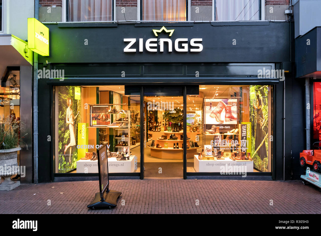 Ramo Ziengs in Sneek, Paesi Bassi. Ziengs Schoenen B.V. possiede e gestisce  una catena di negozi di scarpe Foto stock - Alamy