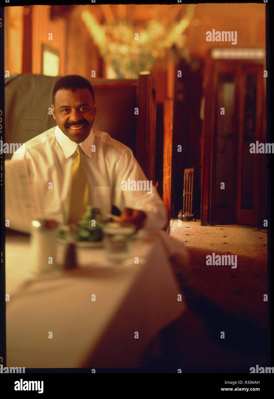Un uomo in abiti formali è in un ristorante. Foto Stock