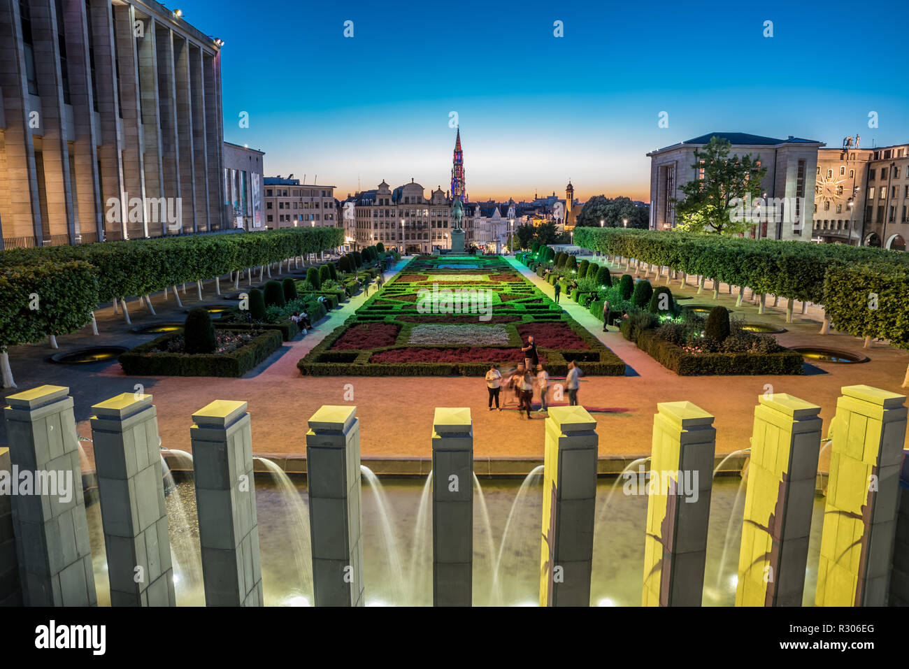 Vista panoramica sul centro di Bruxelles a Mont des Arts durante una calda serata estiva con un cielo colorato a Bruxelles, in Belgio Foto Stock