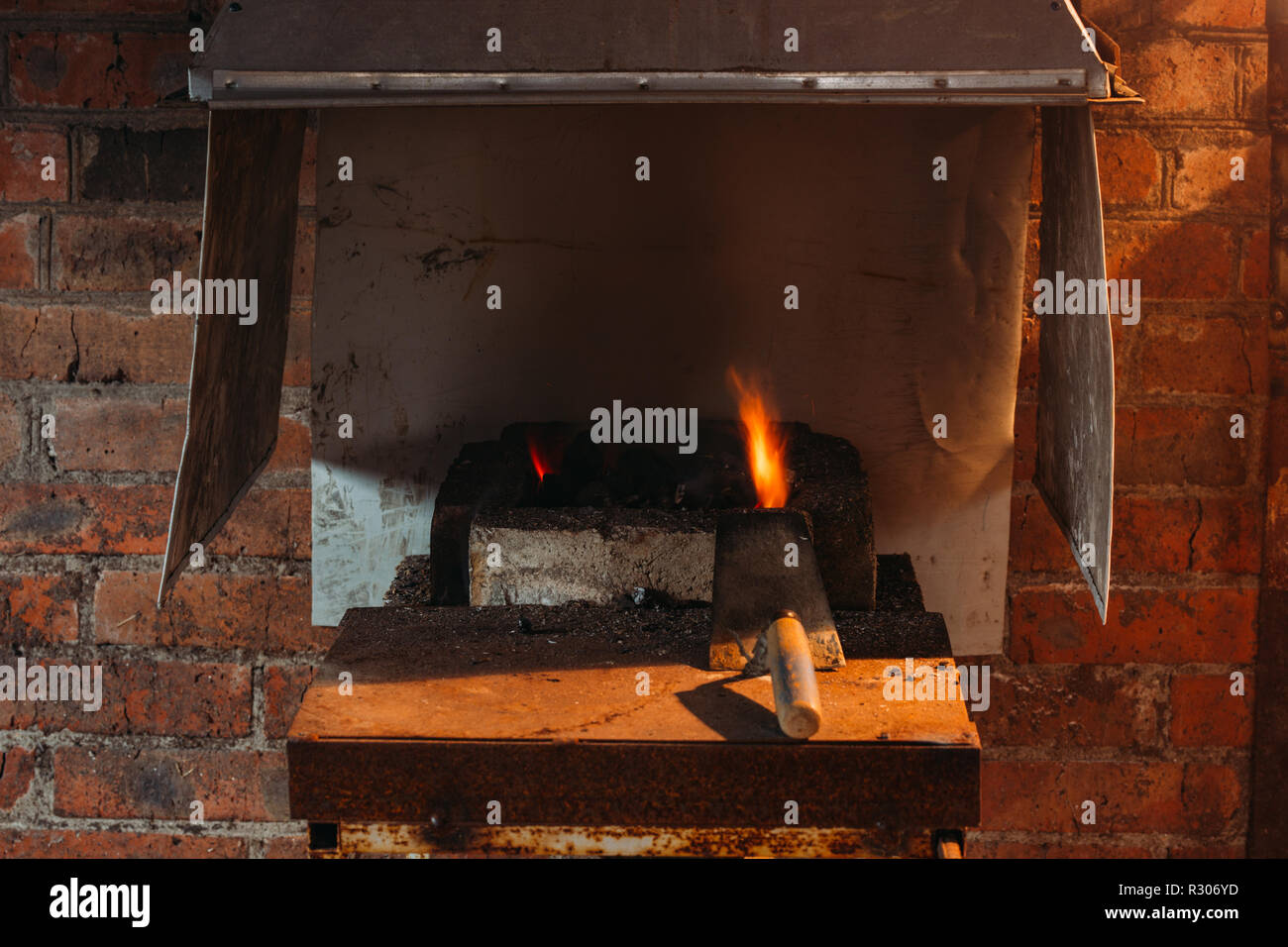 Forge fire Forge fuoco utilizzato per la creazione di utensili in ferro in del fabbro. Foto Stock