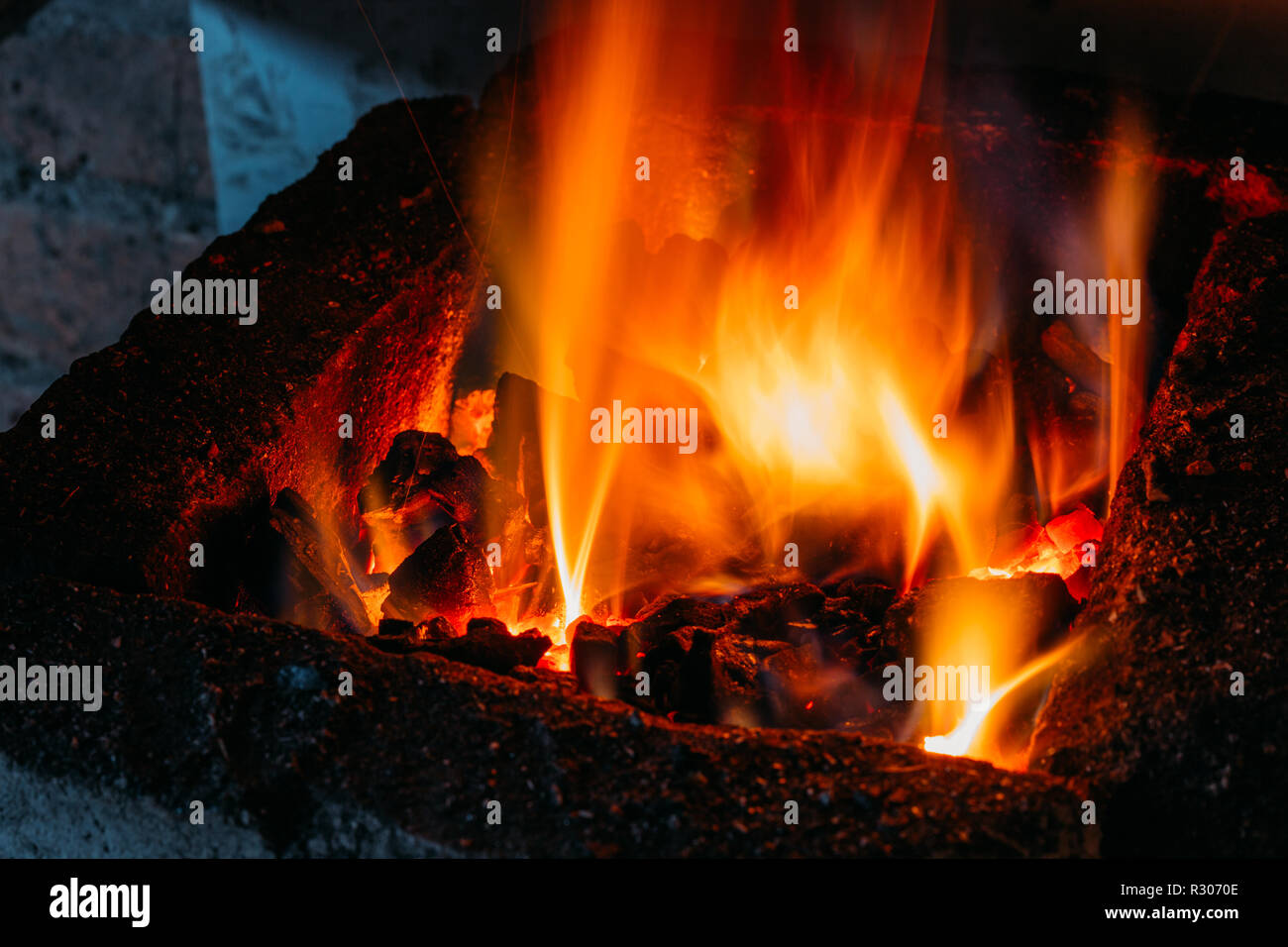 Forge fire Forge fuoco utilizzato per la creazione di utensili in ferro in del fabbro. Foto Stock