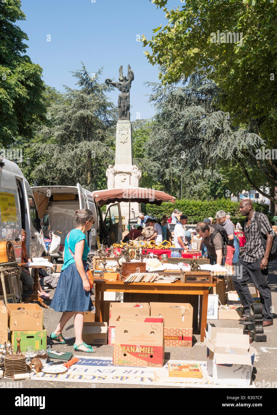 Mercato delle pulci nella Esplanade du souvenir Français di Orléans, Center-Val de la Loire, in Francia, in Europa Foto Stock