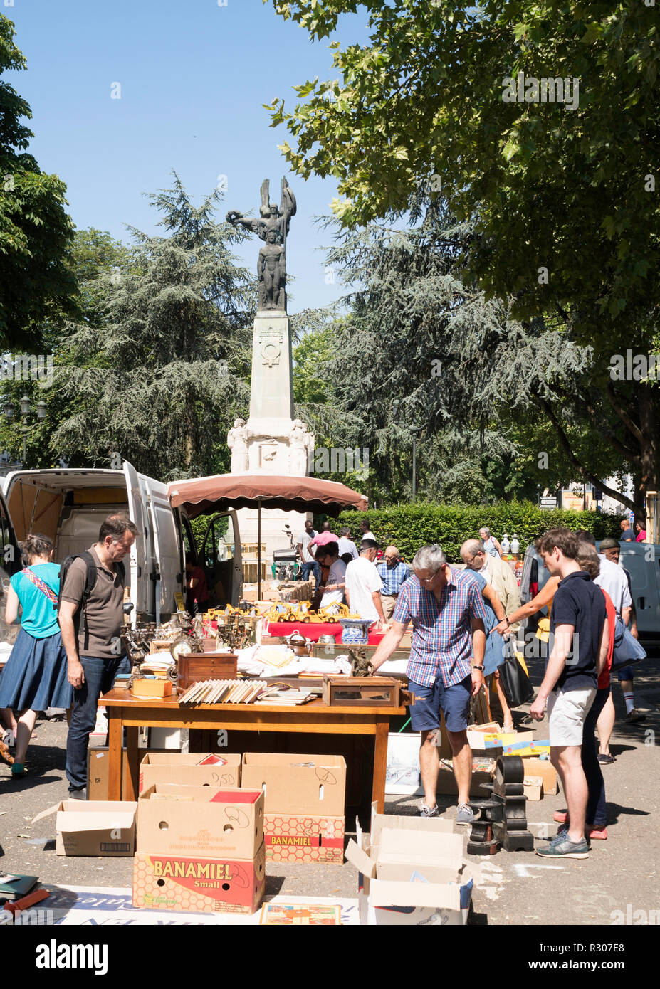 Mercato delle pulci nella Esplanade du souvenir Français di Orléans, Center-Val de la Loire, in Francia, in Europa Foto Stock