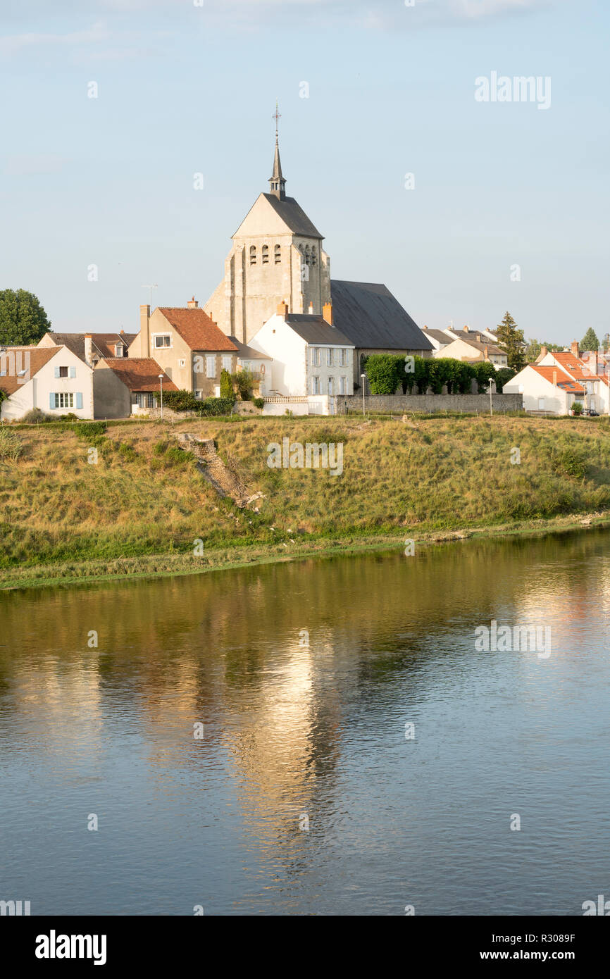La città di Saint-Denis-de-l'Hôtel riflessa nel fiume Loira, Loiret, Francia, Europa Foto Stock