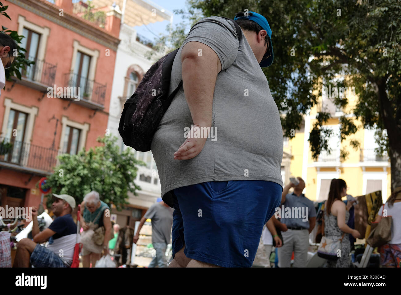Un sovrappeso giovane. in pantaloncini corti. Foto Stock
