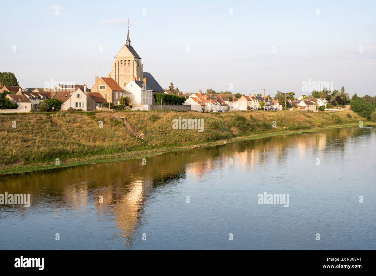 La città di Saint-Denis-de-l'Hôtel riflessa nel fiume Loira, Loiret, Francia, Europa Foto Stock