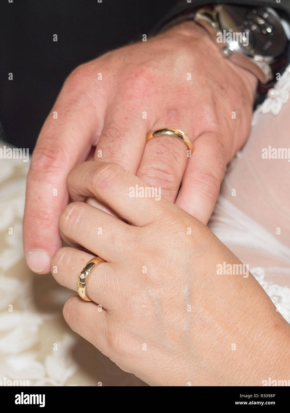 Scambio di anelli di nozze Foto Stock