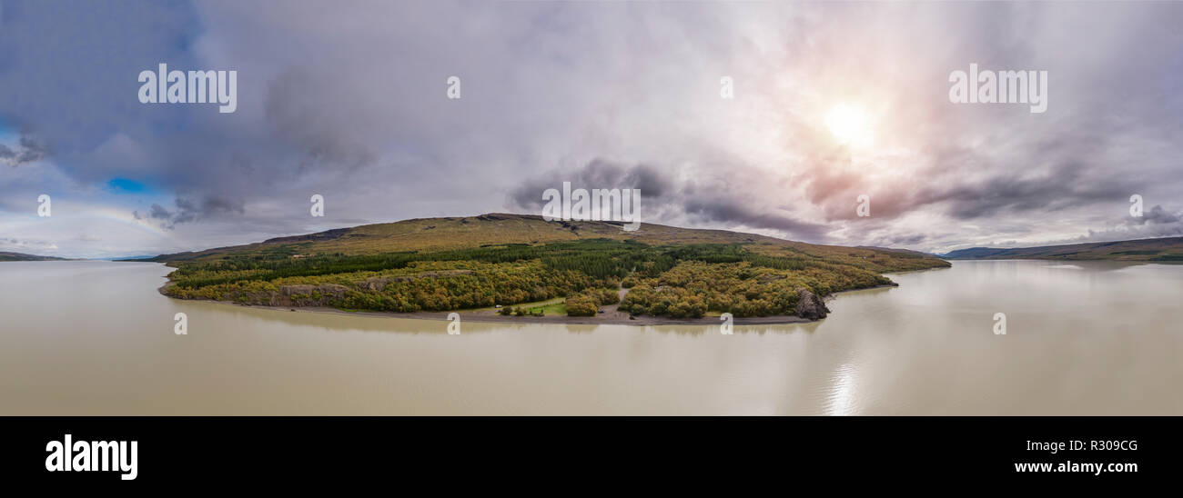 Il Hallormsstadur Foresta Fiume Lagarfljot, Islanda Orientale. Questa immagine viene girato utilizzando un drone. Foto Stock