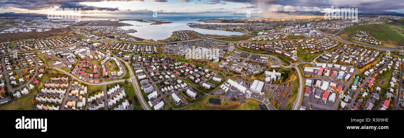 - Antenna Gardabaer e Kopavogur, sobborghi di Reykjavik, Islanda. Questa immagine viene girato utilizzando un drone Foto Stock