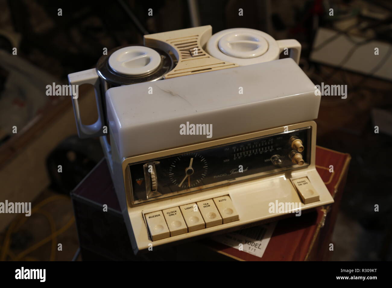 Il vecchio goblin Teasmade in cantina Foto Stock