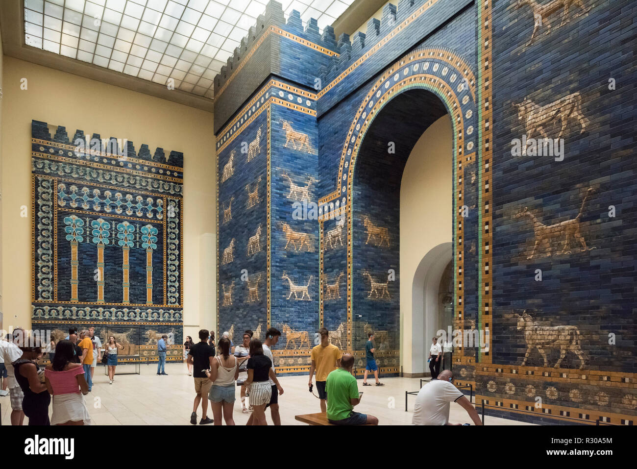 Berlino. Germania. Pergamon Museum. La ricostruzione della porta di Ishtar di Babilonia su l/h lato è la facciata del re Nebukadnetsar della sala del trono, de Foto Stock