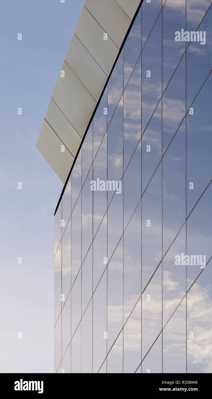 Vetro moderno edificio commerciale sul cielo blu sullo sfondo Foto Stock
