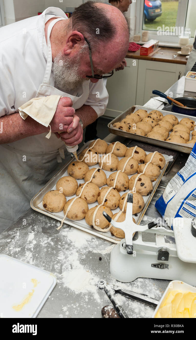Un pensionato di chef la cottura di dolci tradizionali nel Regno Unito Foto Stock