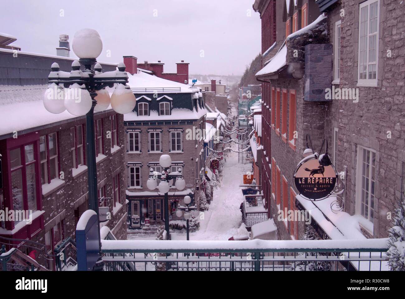Quartier Petit Champlain su Rue du Petit Champlain in inverno con la neve sulla terra dopo una tempesta di neve Foto Stock