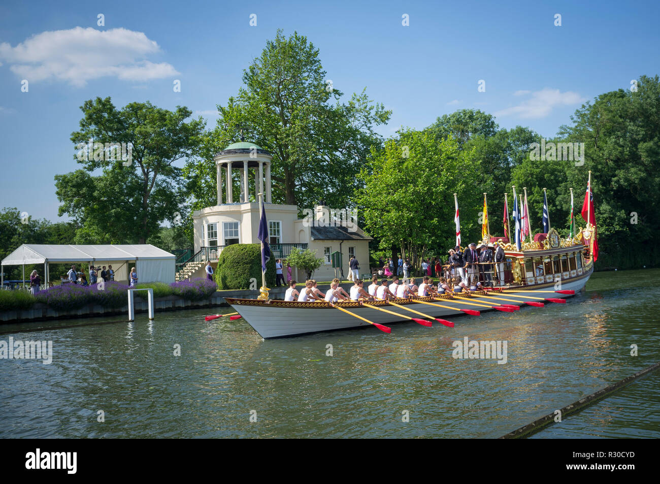 La chiatta della regina Gloriana passa davanti a Temple Island all'Henley Royal Regatta, Henley-on-Thames, Oxfordshire Foto Stock