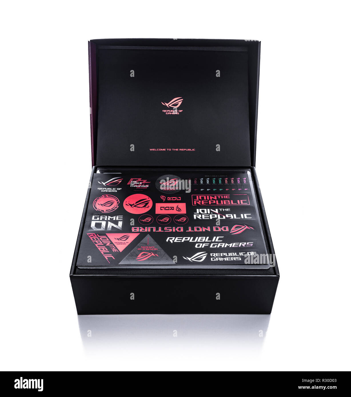 Scheda madre Asus Rog Crosshair vii Hero su sfondo bianco. Foto Stock