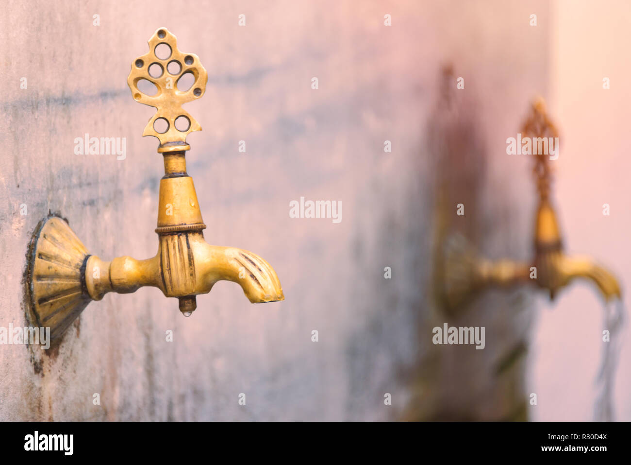Due vecchi rubinetti pubblici ad Istanbul in Turchia. L'acqua che scorre  dal rubinetto in background Foto stock - Alamy