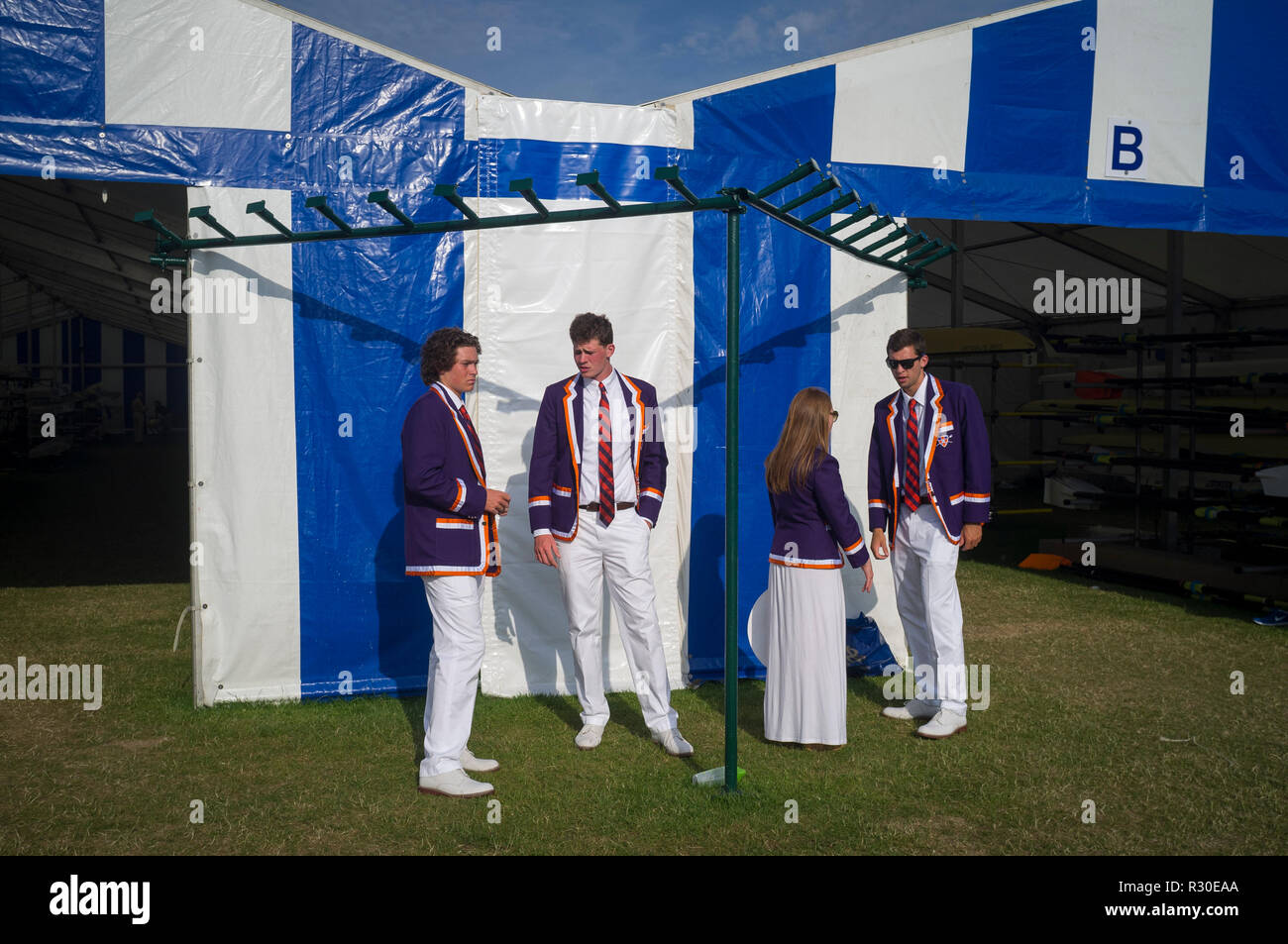 I rematori in viola, rosso e bianco giacche fuori la barca tende a Henley Royal Regatta, 2015, Henley-on-Thames, Oxfordshire Foto Stock