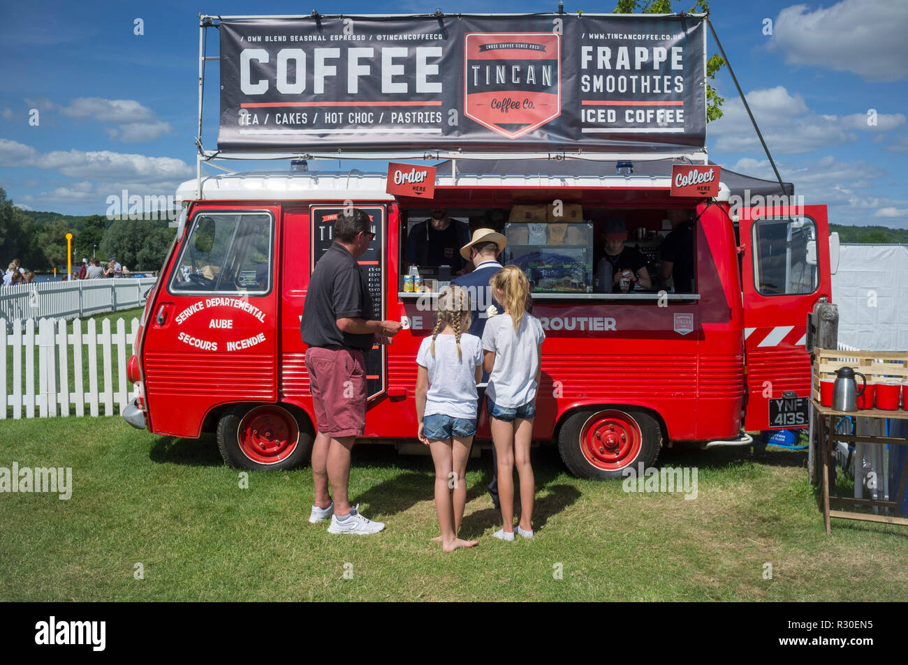 In coda per il caffè da convertito incendio francese van a Henley Royal Regatta, 2017, Henley-on-Thames, Oxfordshire Foto Stock