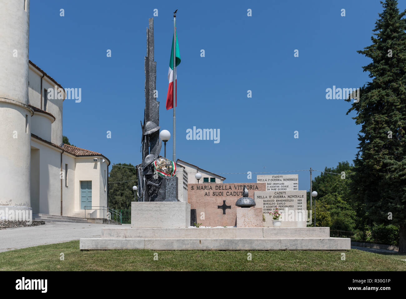 Un monumento di Santa Maria della Vittoria dedicato ai soldati caduti nella guerra mondiale I e II Guerra Mondiale - Volpago dell MONTELLO, Italia Foto Stock