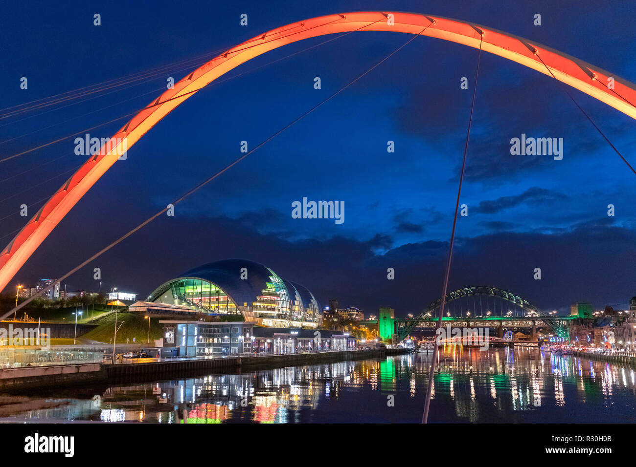 Il Gateshead Millennium Bridge guardando verso il Sage Gateshead e Tyne Bridge, Fiume Tyne, Newcastle upon Tyne, Tyne and Wear, England, Regno Unito Foto Stock